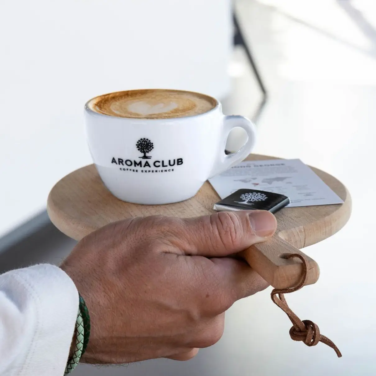 Aroma Club koffie in kopje met logo